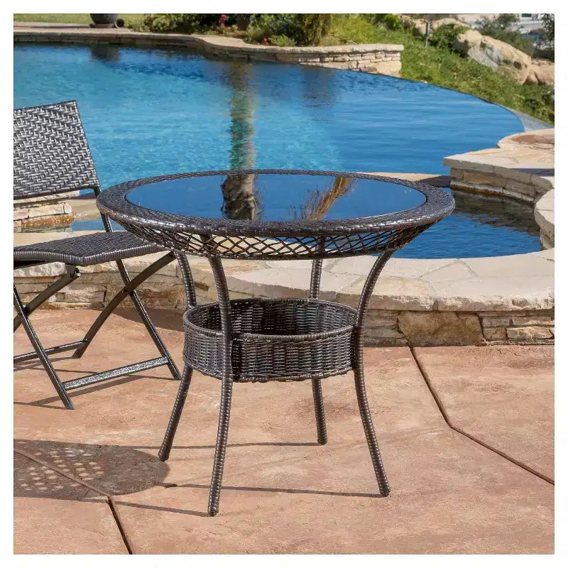 Tavolo rotondo Figi 34" in vimini e vetro: Robusto, resistente alle intemperie, cestino portaoggetti, per cene in patio - Christopher Knight Home