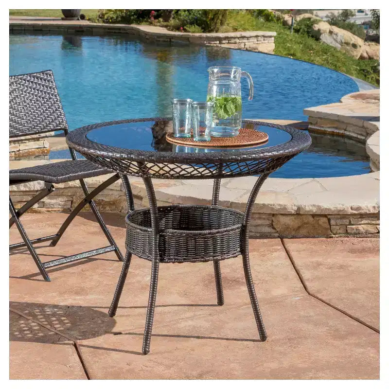 Tavolo rotondo Figi 34" in vimini e vetro: Robusto, resistente alle intemperie, cestino portaoggetti, per cene in patio - Christopher Knight Home