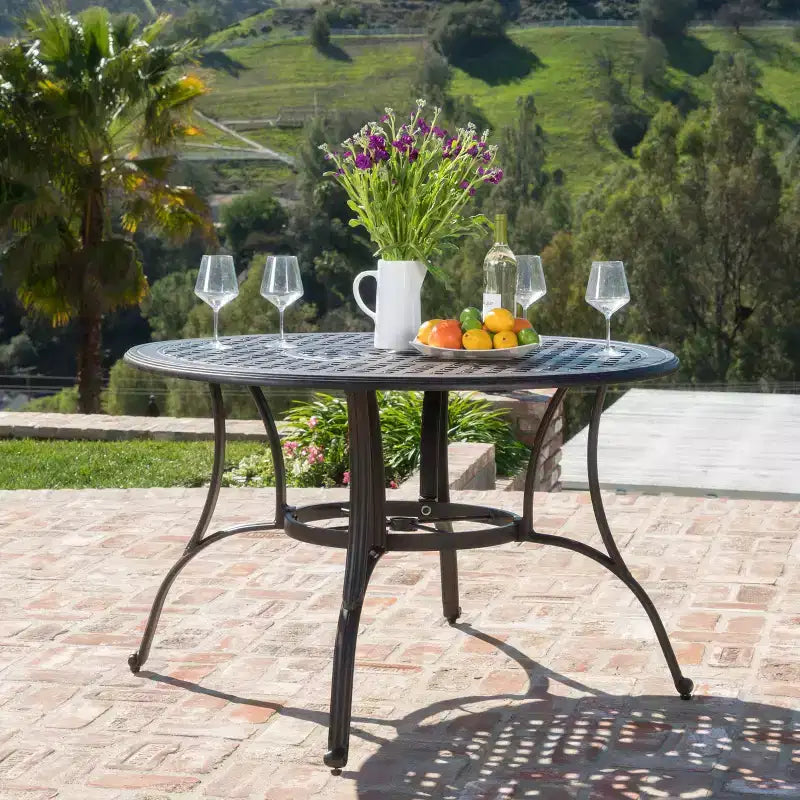 Tavolo da pranzo rotondo Alfresco in alluminio pressofuso - Bronzo Christopher Knight Home: resistente alle intemperie, 4 posti con foro per ombrellone