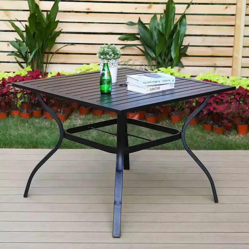 Tavolo da pranzo quadrato a righe da 37" in metallo per interni/esterni con 5 pezzi e sedie con braccioli e foro per ombrellone da 1,57" - Captiva Designs
