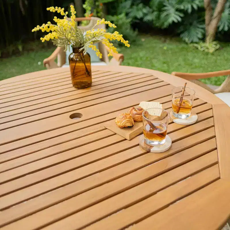 Tavolo da pranzo rotondo da esterno Sonoma Lane Channing in teak marrone chiaro – Resistente alle intemperie, 2. Foro per ombrellone