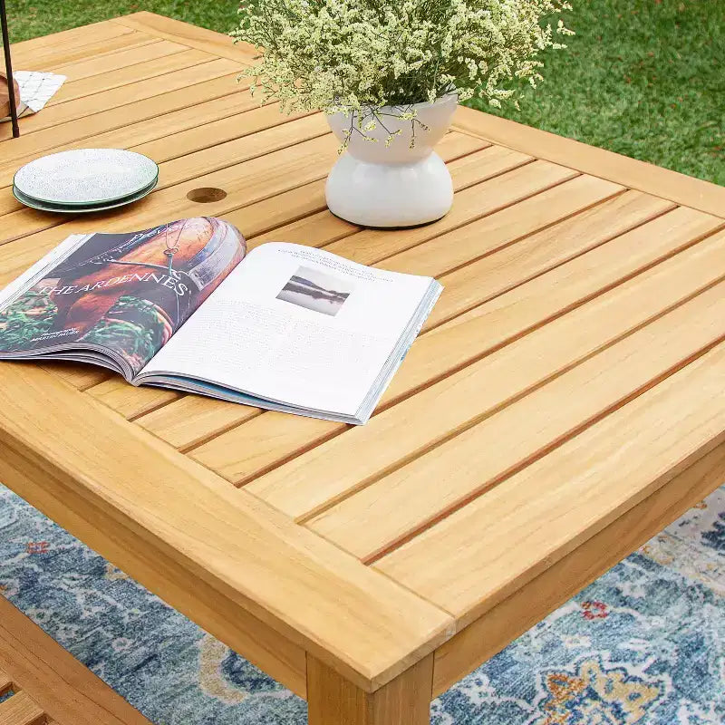 Tavolo da pranzo rettangolare Alice in legno di teak Sonoma Lane per esterni - Resistente alle intemperie, 2 fori per ombrellone