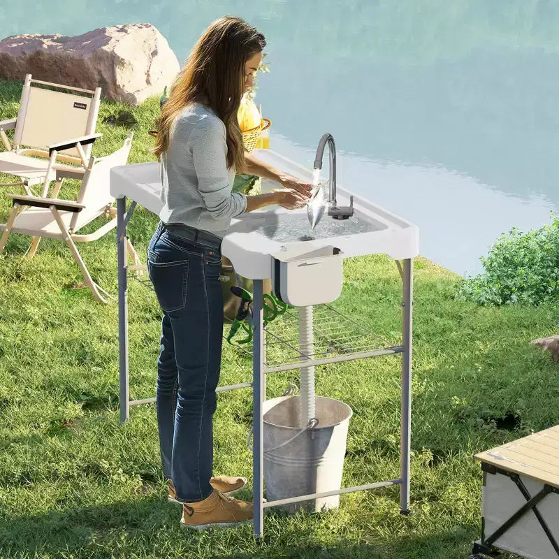 Outsunny Tavolo Pieghevole per Pulizia Pesce con Lavelli, Tavolo per Filettare da Esterno con Rubinetto, Tubo di Scarico, Spruzzatore, Ripiano, Cassetto e Cesto Portaoggetti