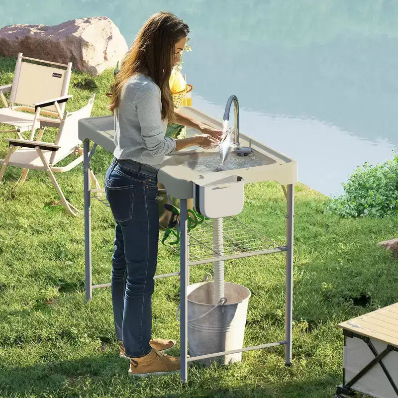 Outsunny Tavolo Pieghevole per Pulizia Pesce con Lavelli, Tavolo per Filettare da Esterno con Rubinetto, Tubo di Scarico, Spruzzatore, Ripiano, Cassetto e Cesto Portaoggetti