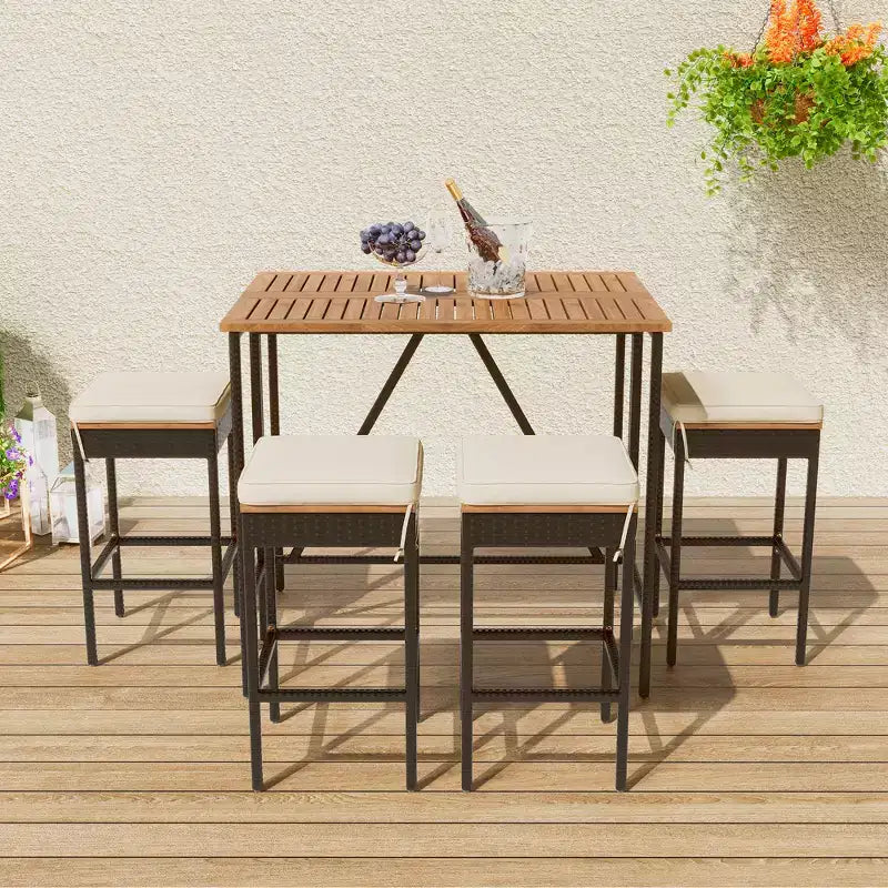 Set da bar da esterno Whisen a 5 pezzi in vimini di rattan PE con tavolo pieghevole e cuscini