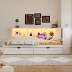 Daybed in legno Full Size Whisen con ripiani portaoggetti, USB, LED e letto estraibile a rotelle