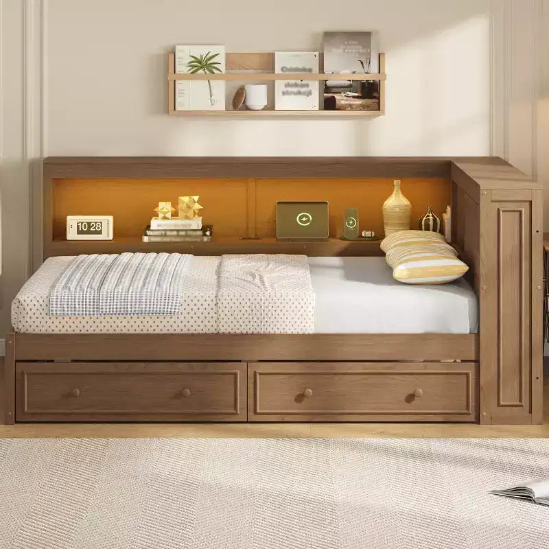 Daybed in legno Full Size Whisen con ripiani portaoggetti, USB, LED e letto estraibile a rotelle