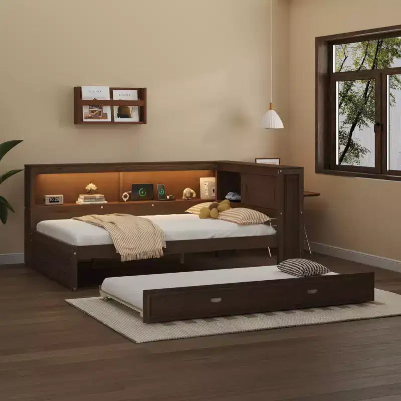 Daybed in legno Full Size Whisen con ripiani portaoggetti, USB, LED e letto estraibile a rotelle