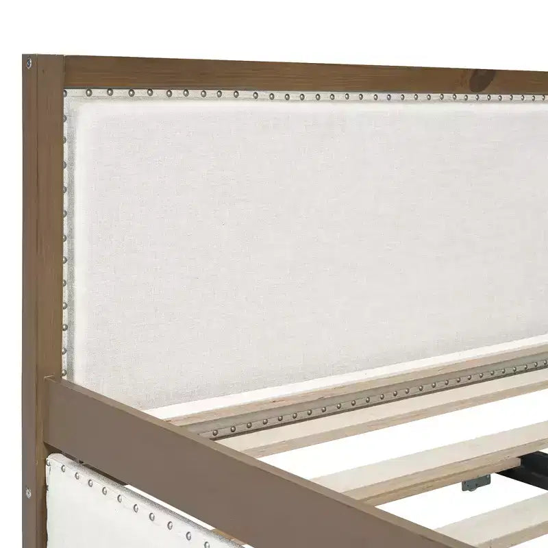 Letto a una piazza e mezza imbottito con letto estraibile e decorazione con borchie