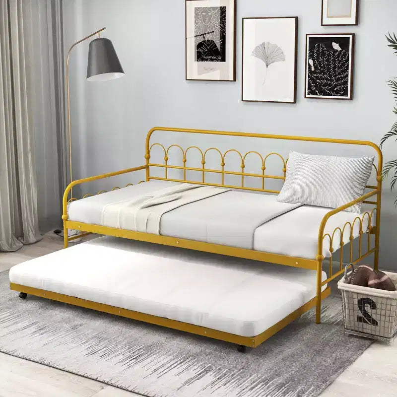 Costway Letto da Giorno in Metallo Matrimoniale con Rete Estraibile, Divano Letto Salvaspazio, Ruote Bloccabili, Oro