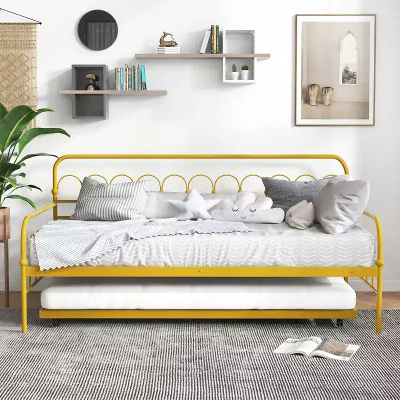 Costway Letto da Giorno in Metallo Matrimoniale con Rete Estraibile, Divano Letto Salvaspazio, Ruote Bloccabili, Oro