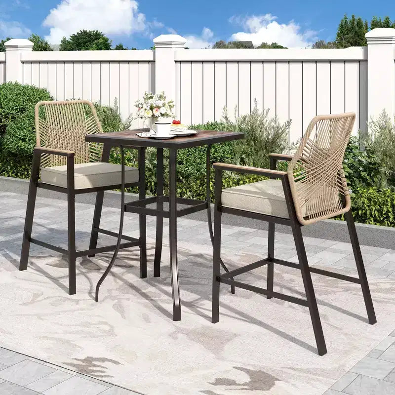 Set da Bar per Esterni Captiva Designs con Tavolo da Bar in Acciaio e Sgabelli da Bar in Rattan con Cuscini