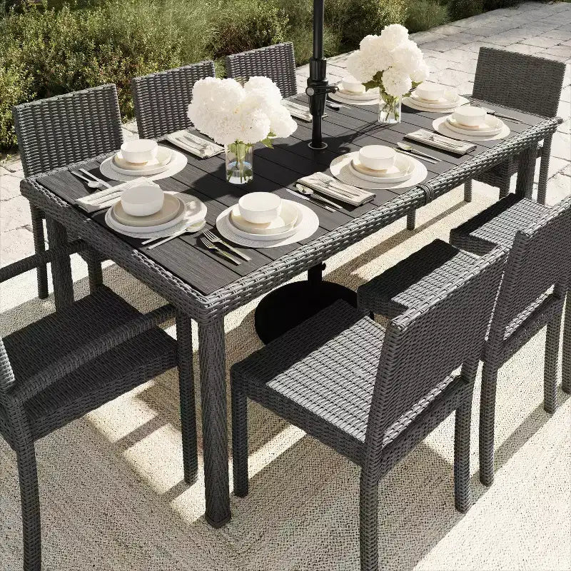 Tavolo da patio Martha Stewart Bedford 71 per interni-esterni con piano in legno composito in vimini effetto rattan