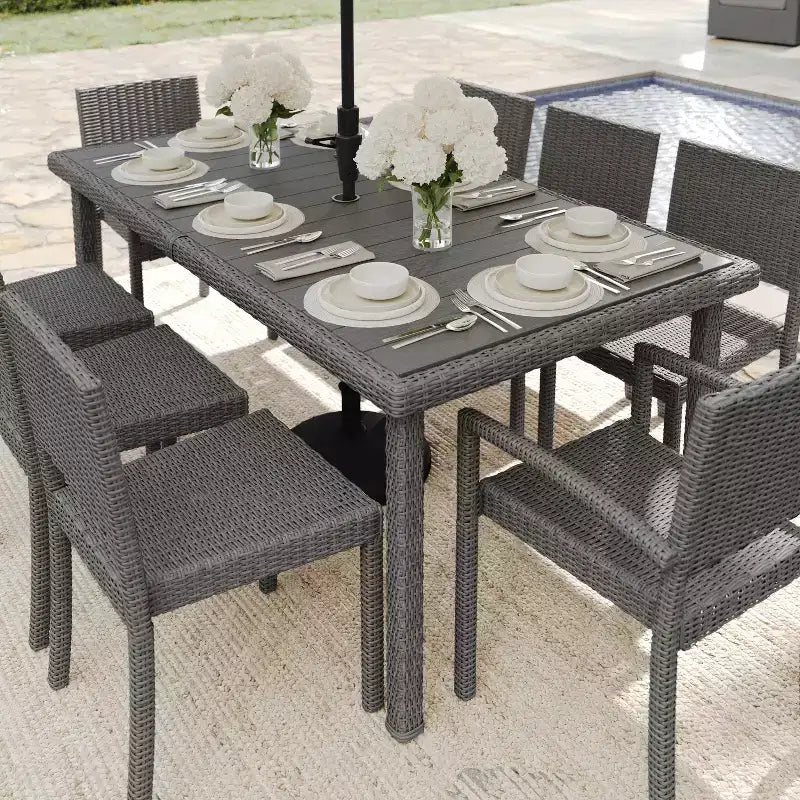 Tavolo da patio Martha Stewart Bedford 71 per interni-esterni con piano in legno composito in vimini effetto rattan