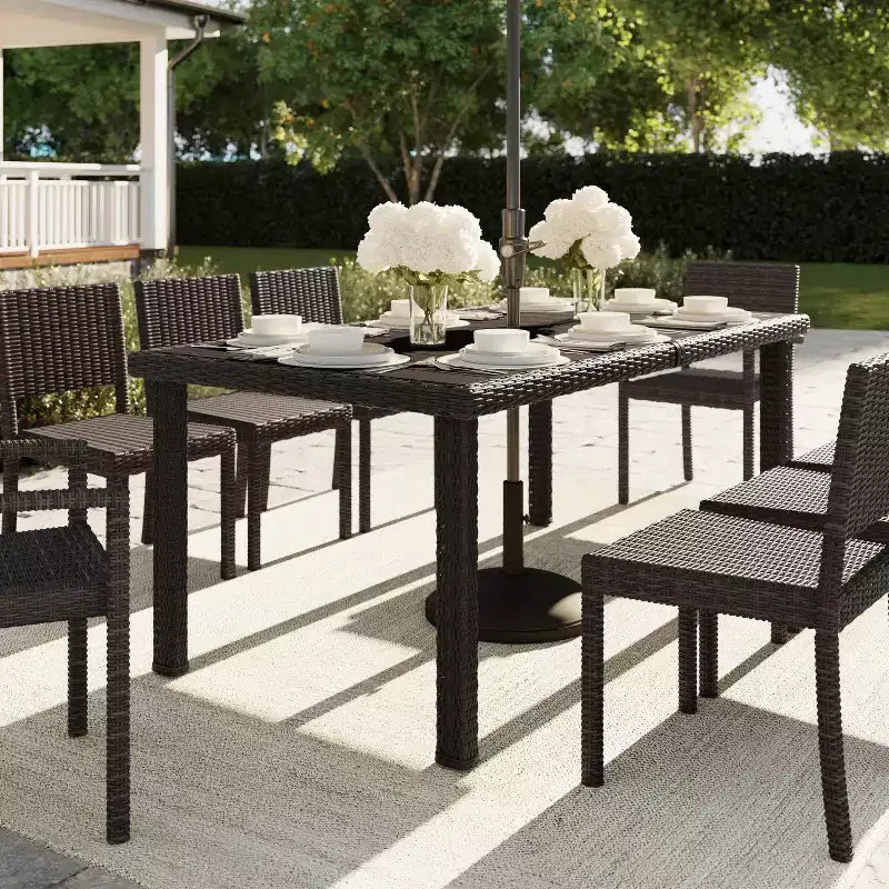 Tavolo da patio Martha Stewart Bedford 71 per interni-esterni con piano in legno composito in vimini effetto rattan