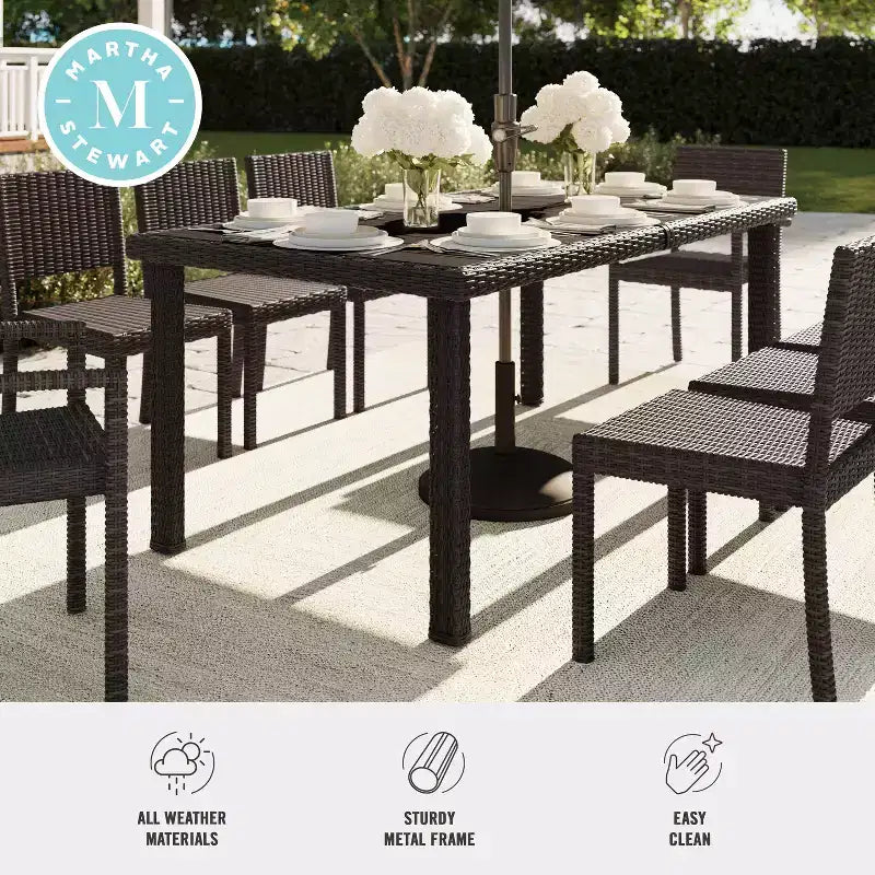 Tavolo da patio Martha Stewart Bedford 71 per interni-esterni con piano in legno composito in vimini effetto rattan