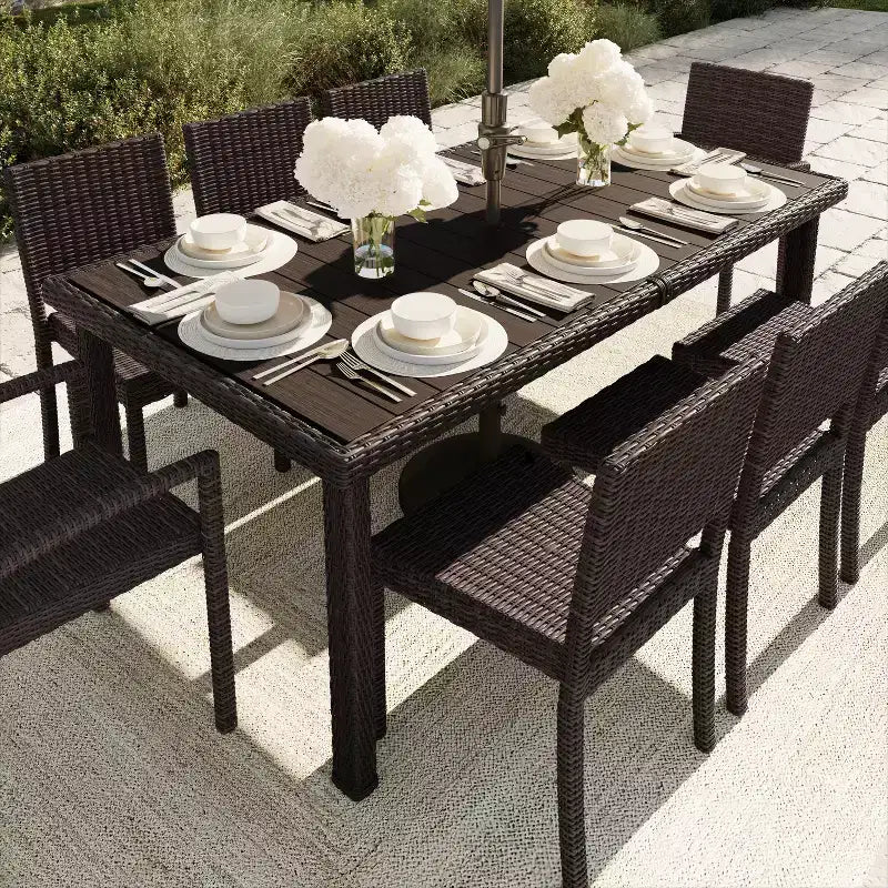 Tavolo da patio Martha Stewart Bedford 71 per interni-esterni con piano in legno composito in vimini effetto rattan