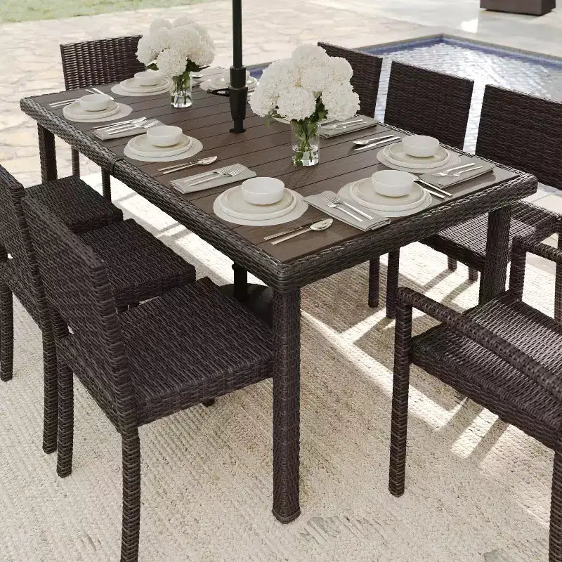 Tavolo da patio Martha Stewart Bedford 71 per interni-esterni con piano in legno composito in vimini effetto rattan