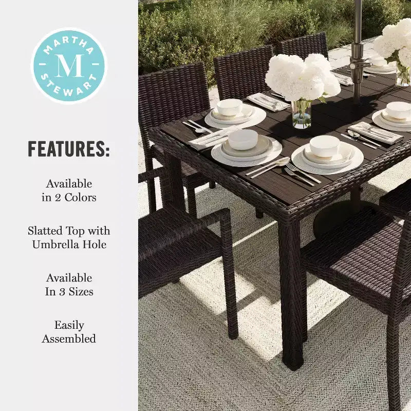 Tavolo da patio Martha Stewart Bedford 71 per interni-esterni con piano in legno composito in vimini effetto rattan