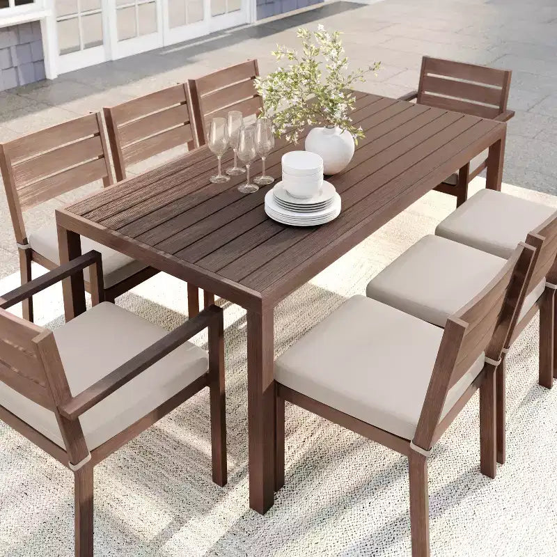 Martha Stewart Bedford 71 Tavolo da esterno-interno con finitura in alluminio spazzolato effetto venature del legno