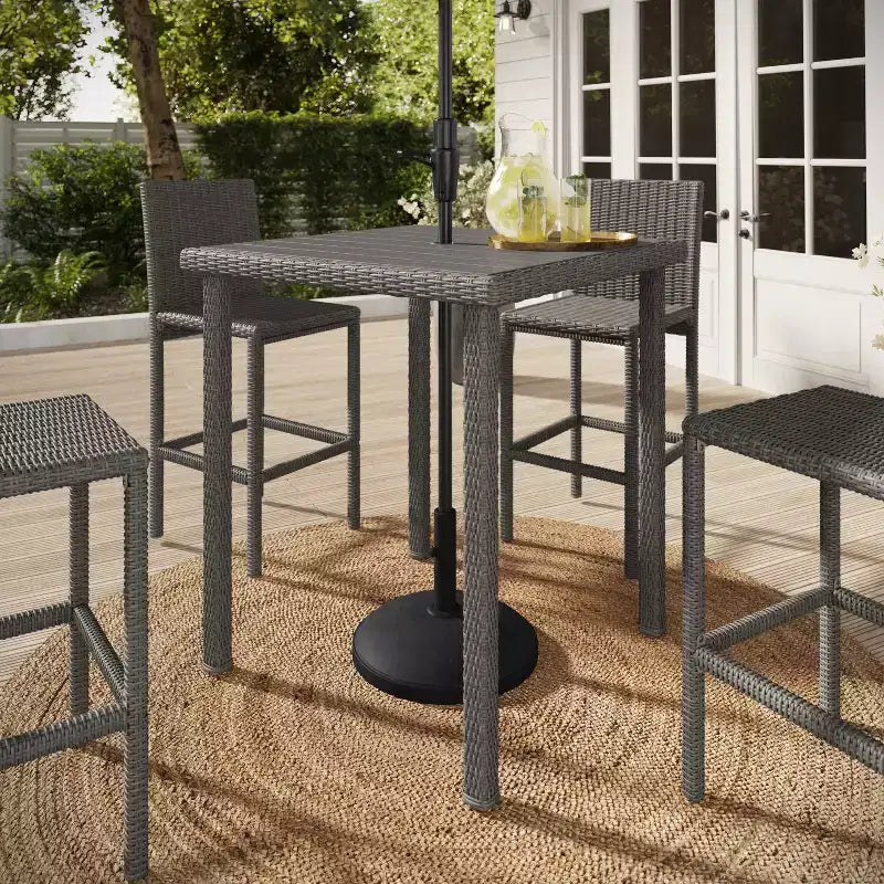 Tavolo da bar alto da esterno/interno Martha Stewart Bedford con piano in legno composito in vimini effetto rattan