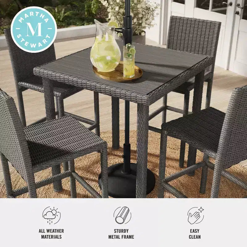 Tavolo da bar alto da esterno/interno Martha Stewart Bedford con piano in legno composito in vimini effetto rattan