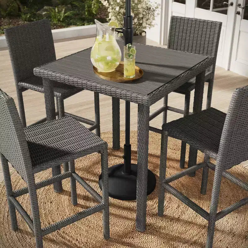 Tavolo da bar alto da esterno/interno Martha Stewart Bedford con piano in legno composito in vimini effetto rattan