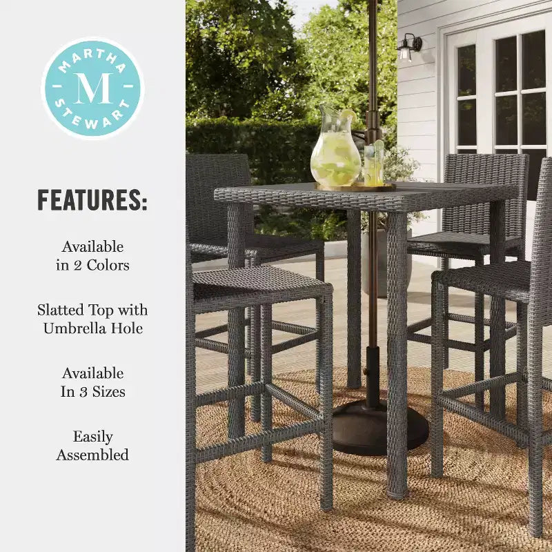 Tavolo da bar alto da esterno/interno Martha Stewart Bedford con piano in legno composito in vimini effetto rattan