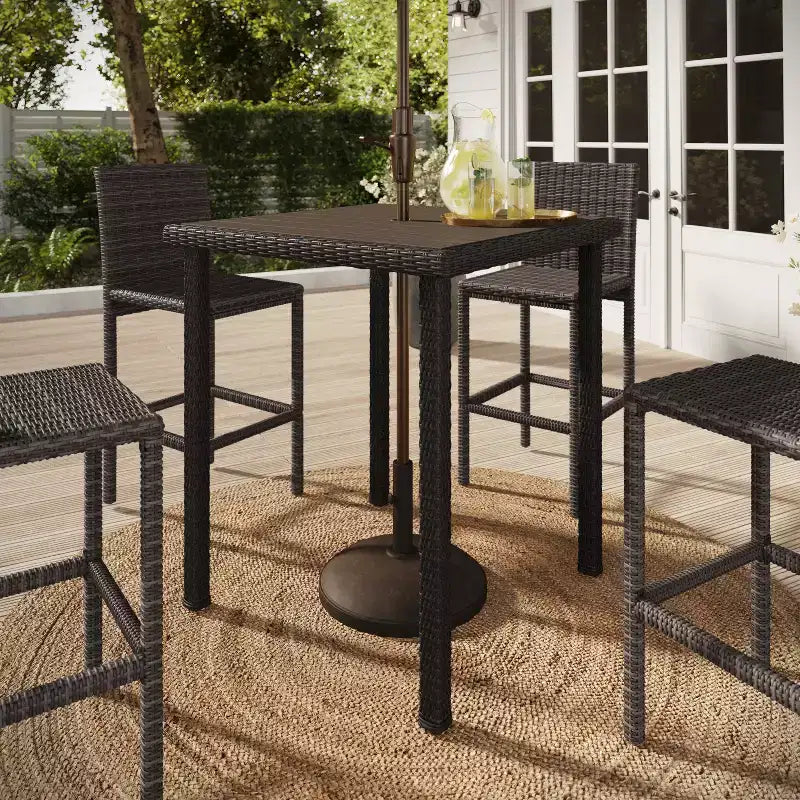 Tavolo da bar alto da esterno/interno Martha Stewart Bedford con piano in legno composito in vimini effetto rattan