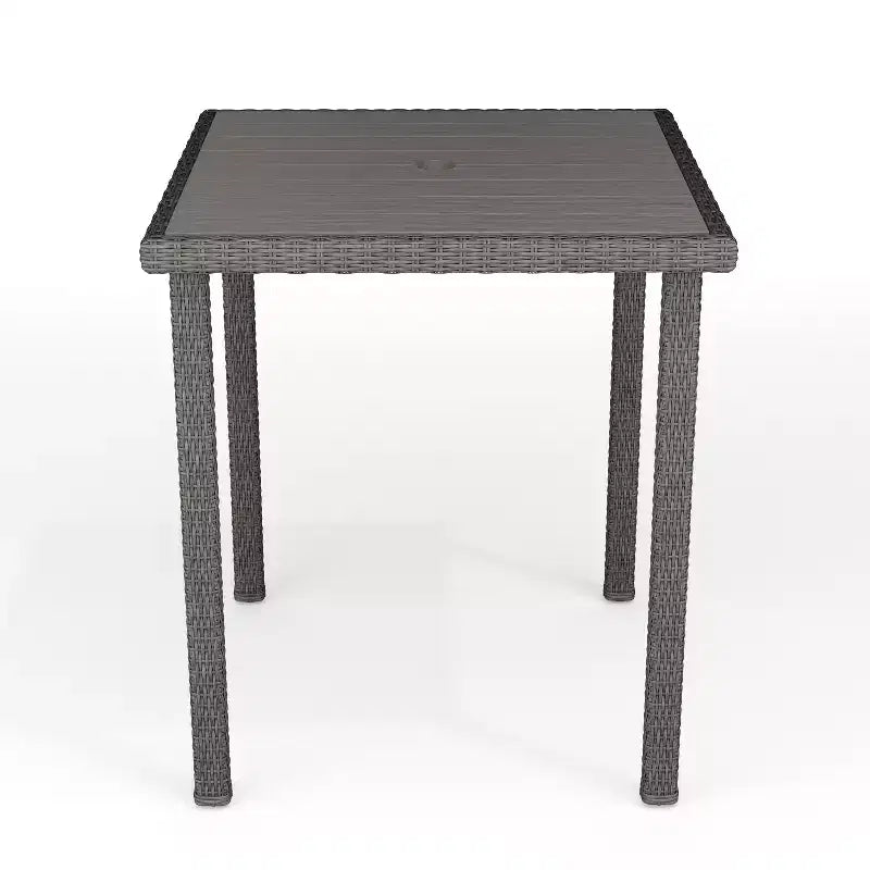 Tavolo da bar alto da esterno/interno Martha Stewart Bedford con piano in legno composito in vimini effetto rattan