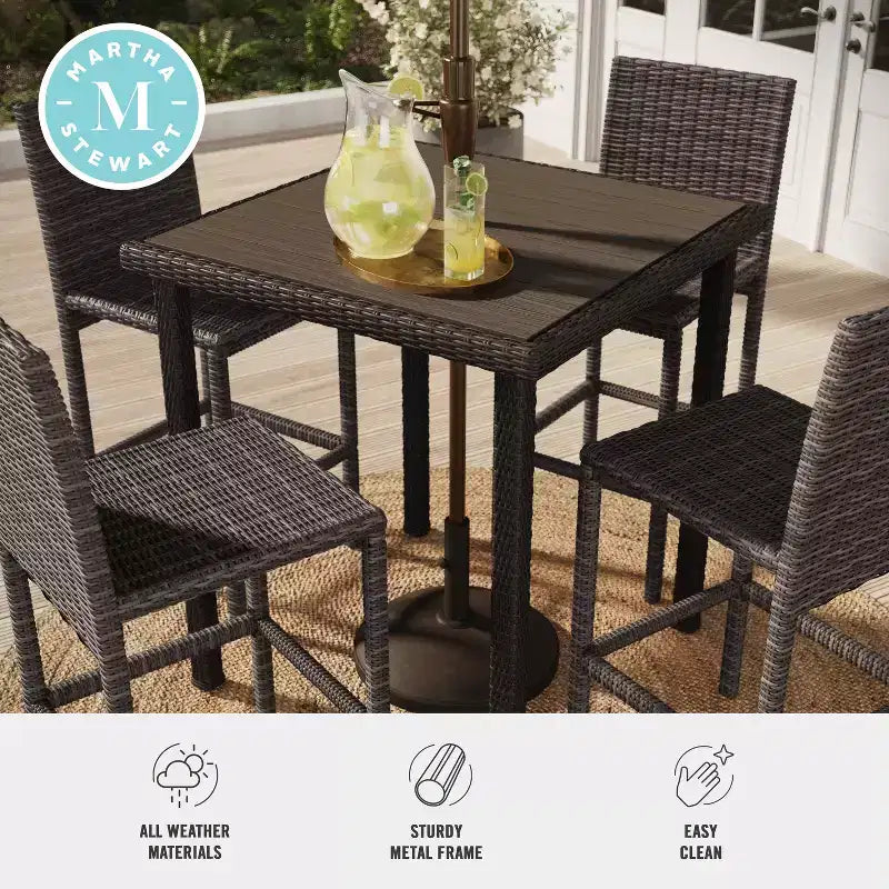 Tavolo da bar alto da esterno/interno Martha Stewart Bedford con piano in legno composito in vimini effetto rattan
