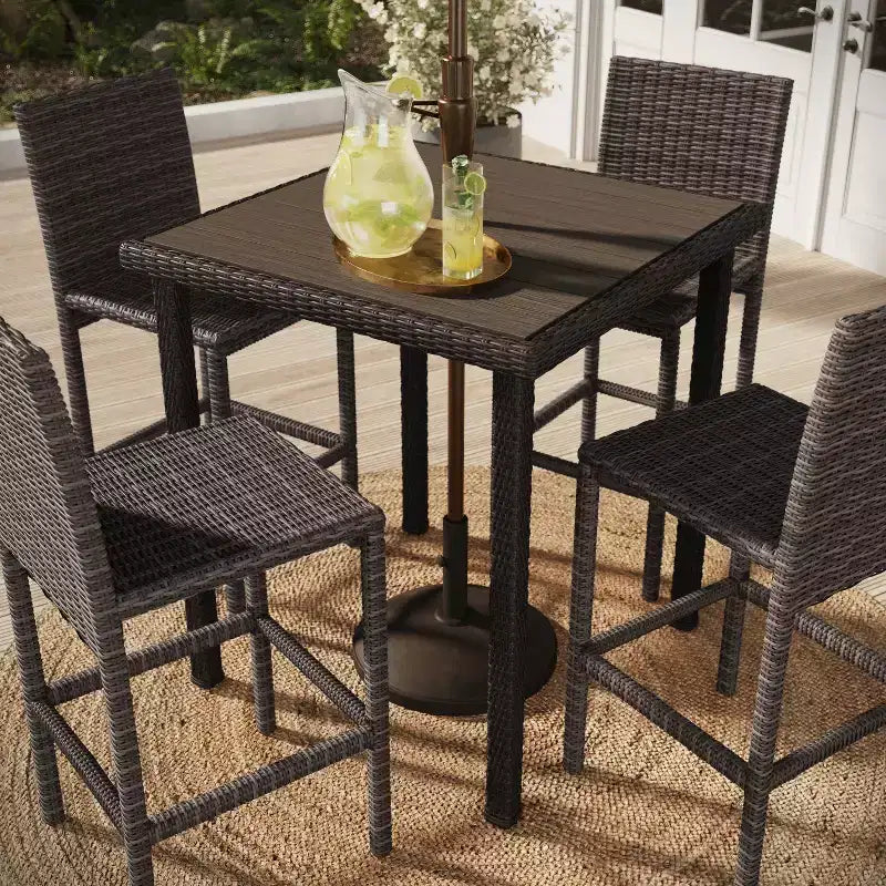 Tavolo da bar alto da esterno/interno Martha Stewart Bedford con piano in legno composito in vimini effetto rattan