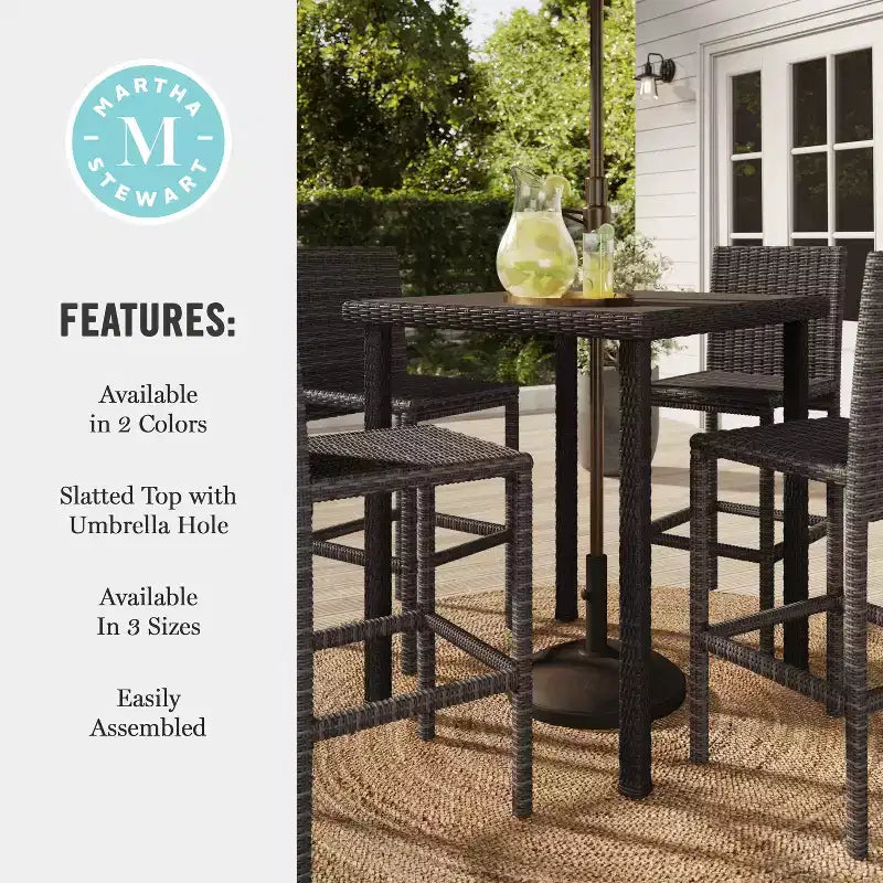 Tavolo da bar alto da esterno/interno Martha Stewart Bedford con piano in legno composito in vimini effetto rattan