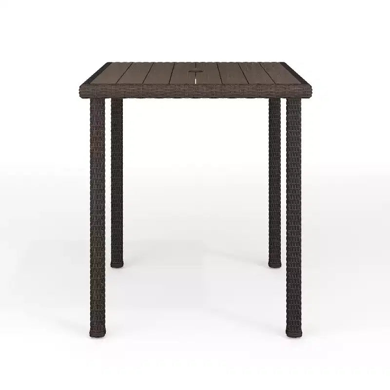 Tavolo da bar alto da esterno/interno Martha Stewart Bedford con piano in legno composito in vimini effetto rattan