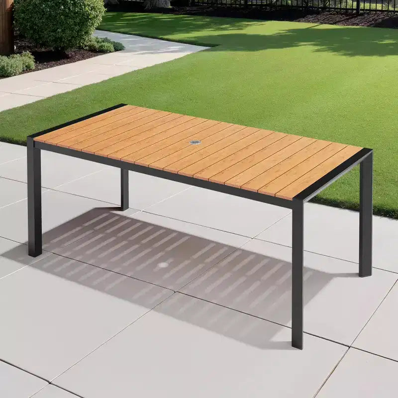 Crestlive Products Tavolo da pranzo da esterno per 4-6 persone Tavolo rettangolare da patio, telaio in alluminio con piano in finto legno resistente e foro per ombrellone Marrone