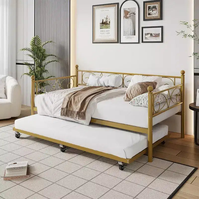Struttura letto a una piazza con letto estraibile, testiera floreale e doghe in acciaio resistente, ideale per soggiorni e camere per gli ospiti, oro