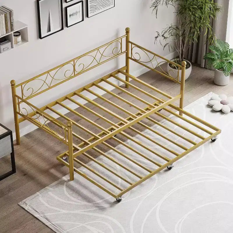 Struttura letto a una piazza con letto estraibile, testiera floreale e doghe in acciaio resistente, ideale per soggiorni e camere per gli ospiti, oro