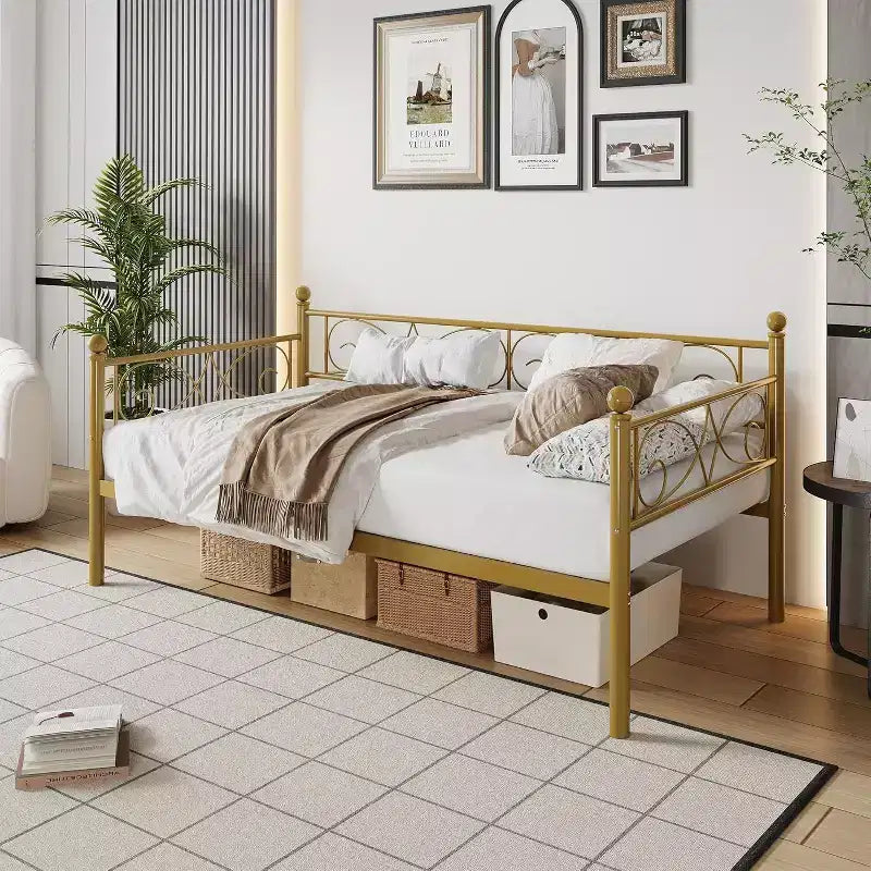 Struttura letto a una piazza con letto estraibile, testiera floreale e doghe in acciaio resistente, ideale per soggiorni e camere per gli ospiti, oro