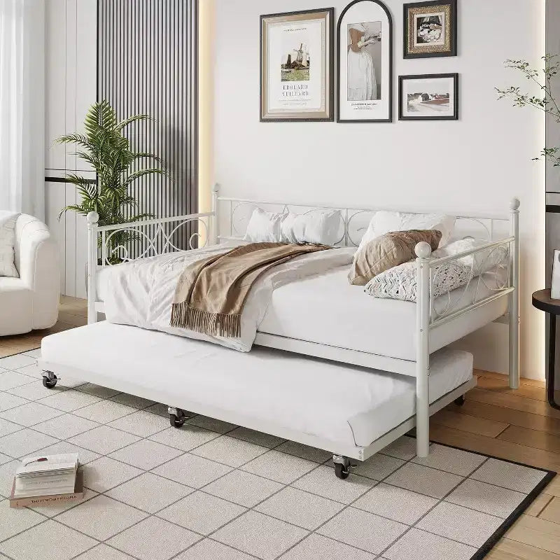 Struttura letto a una piazza con letto estraibile, testiera floreale e doghe in acciaio resistente, ideale per soggiorni e camere per gli ospiti, oro