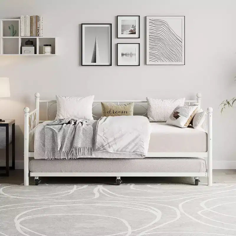 Struttura letto a una piazza con letto estraibile, testiera floreale e doghe in acciaio resistente, ideale per soggiorni e camere per gli ospiti, oro