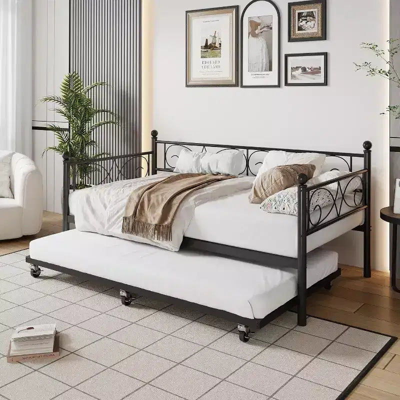 Struttura letto a una piazza con letto estraibile, testiera floreale e doghe in acciaio resistente, ideale per soggiorni e camere per gli ospiti, oro