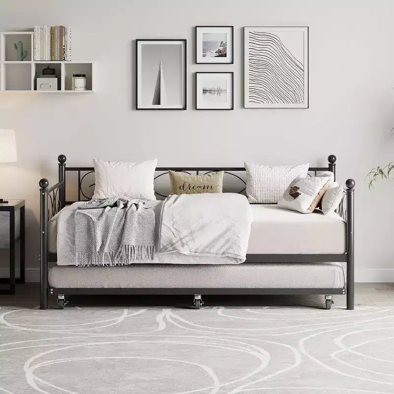 Struttura letto a una piazza con letto estraibile, testiera floreale e doghe in acciaio resistente, ideale per soggiorni e camere per gli ospiti, oro