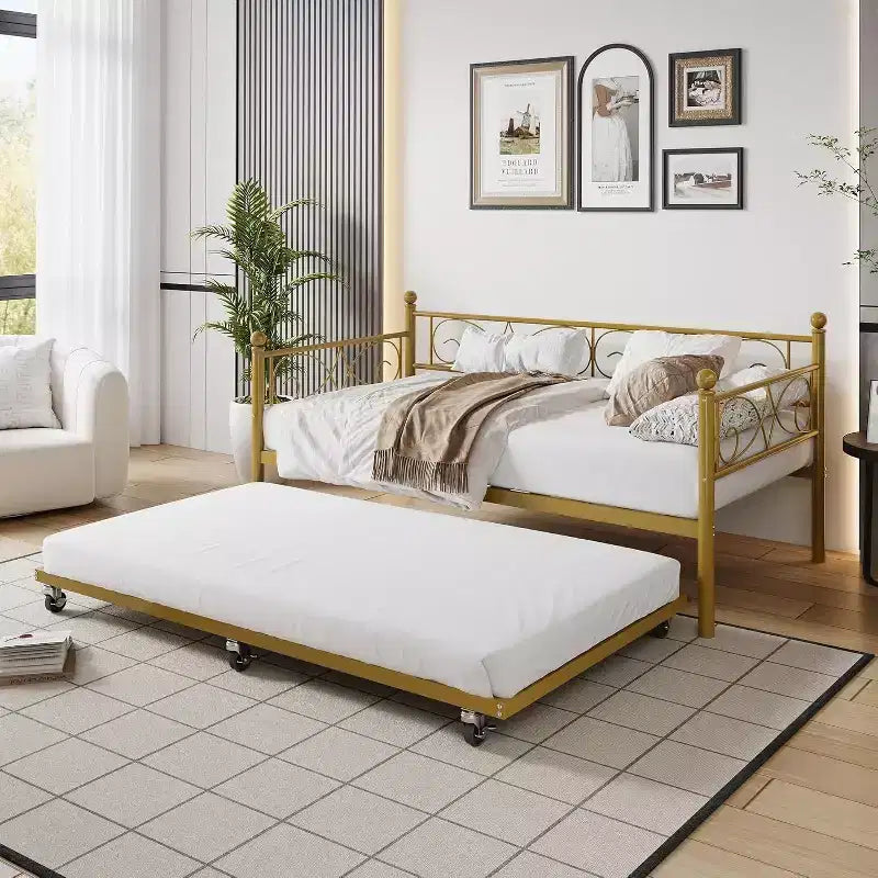 Struttura letto a una piazza con letto estraibile, testiera floreale e doghe in acciaio resistente, ideale per soggiorni e camere per gli ospiti, oro