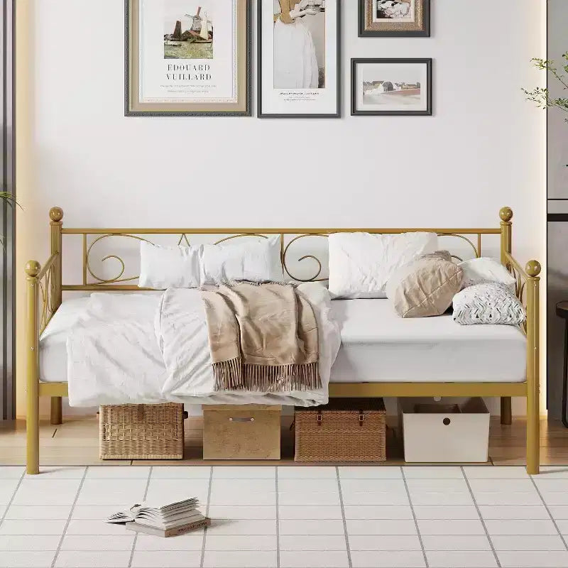 Struttura letto a una piazza con letto estraibile, testiera floreale e doghe in acciaio resistente, ideale per soggiorni e camere per gli ospiti, oro