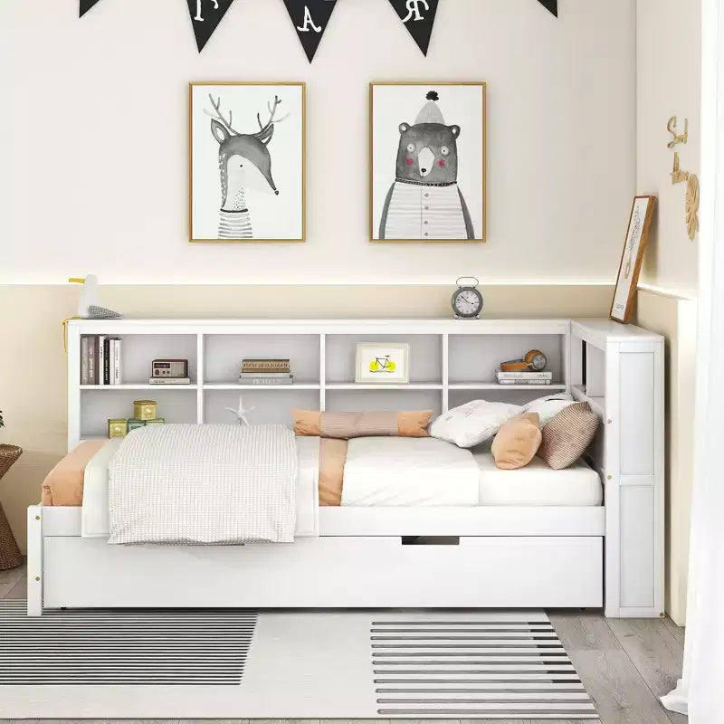 Bellemave Letto a Giorno Singolo in Legno con Ruote Estraibili, Libreria e Stazione di Ricarica USB, Bianco