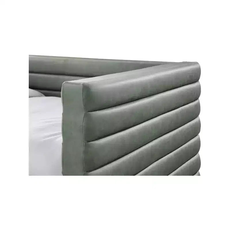 Meridian Furniture, Letto a giorno doppio in pelle vegana Beverly