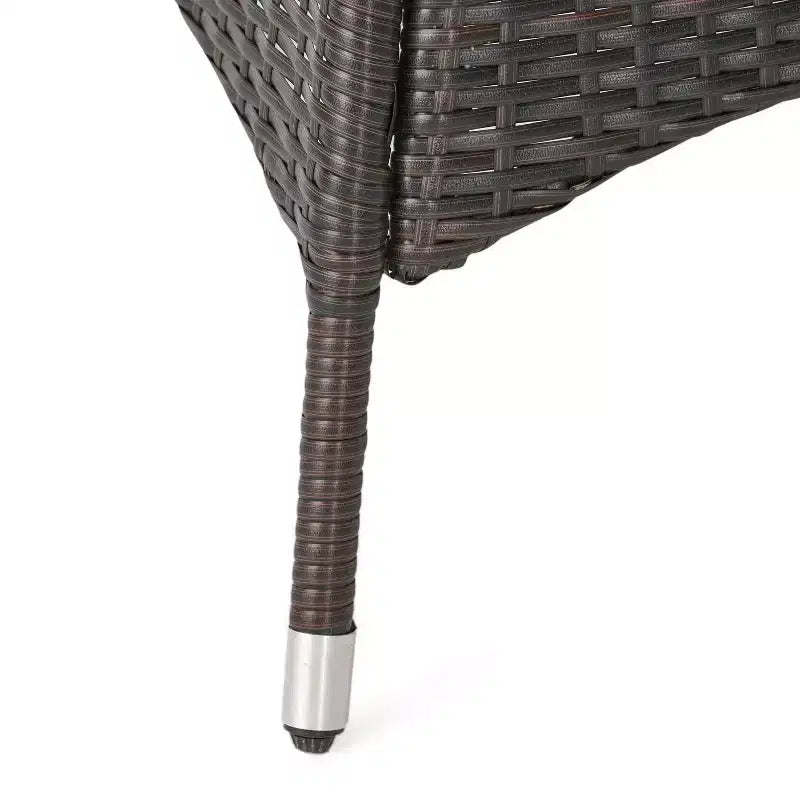 Tavolo da pranzo da esterno Okak Wicker con struttura in metallo resistente, tavolo da pranzo da patio con foro per ombrellone, tavolo da esterno per giardino, cortile, marrone