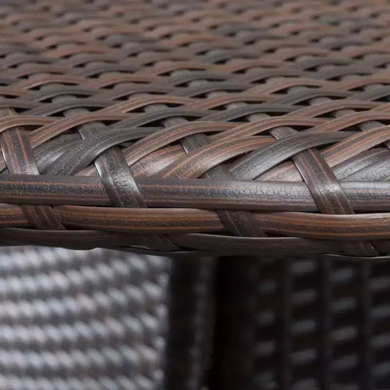Tavolo da pranzo da esterno Okak Wicker con struttura in metallo resistente, tavolo da pranzo da patio con foro per ombrellone, tavolo da esterno per giardino, cortile, marrone