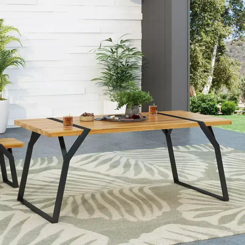 Tavolo da pranzo da esterno Okak Farmhouse con eleganti gambe in metallo, tavolo da pranzo per patio con piano in legno, tavolo da esterno per cortile, giardino, marrone