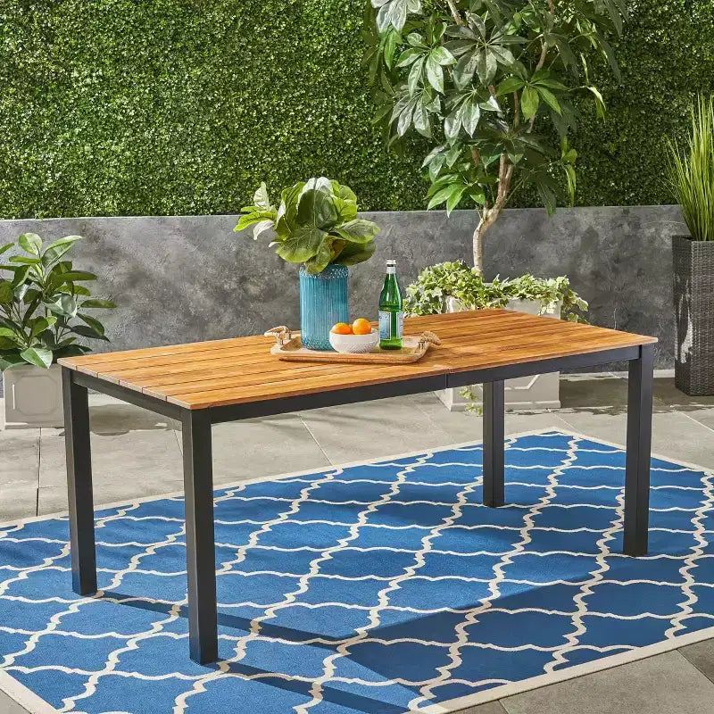 Tavolo da pranzo rettangolare da esterno Okak Farmhouse con piano in legno di acacia, tavolo da pranzo da patio con struttura in metallo, tavolo da esterno per giardino, cortile, nero